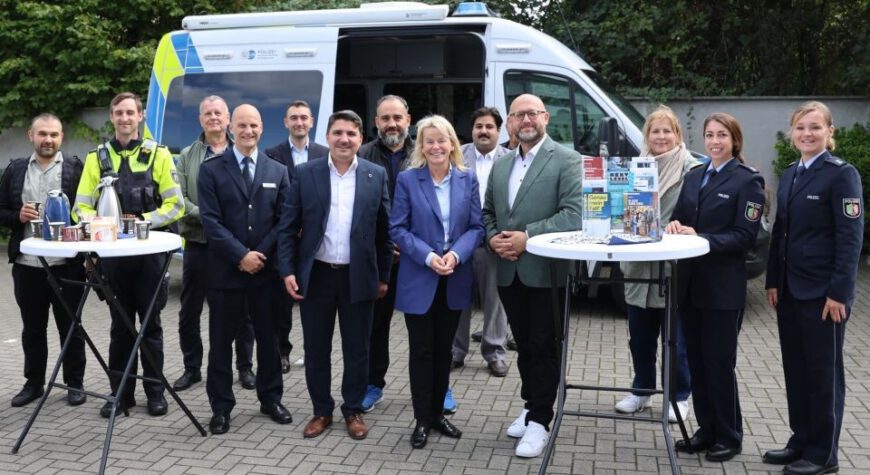 Gruppenfoto mit Polizeipräsidentin Friederike Zurhausen, Polizistinnen und Polizisten sowie Vertretern des ZBI Herten vor dem Einsatzwagen der Polizei an der Blauen Moschee